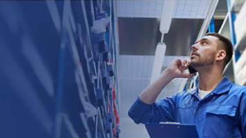 Człowiek rozmawiający przez telefon