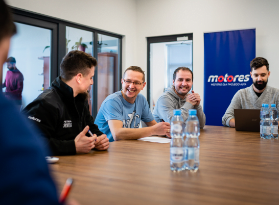 Pracownicy motores siedzą przy stole