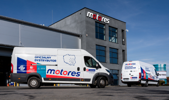 Samochód dostawczy motores, przed sedzibą motores